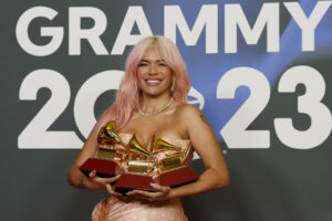 La cantante colombiana Karol G posa con los tres premios conseguidos, , mejor álbum del año, mejor álbum de música urbana y mejor fusión/interpretación urbana, durante la gala anual de los Latin Grammy celebrada este jueves en Sevilla. EFE/Jose Manuel Vidal