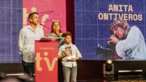 Horacito Lamadrid y Samanta Olivero recibieron el homenaje de Anita Ontiveros. Le acompaña su nieto.