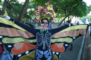 La tradicional Catrina la viste una de las mujeres de la embajada. (FOTO: Pasquale Sorrentino)