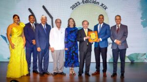 Don Ellis Pérez recibe su reconocimiento en el PEL 2023.