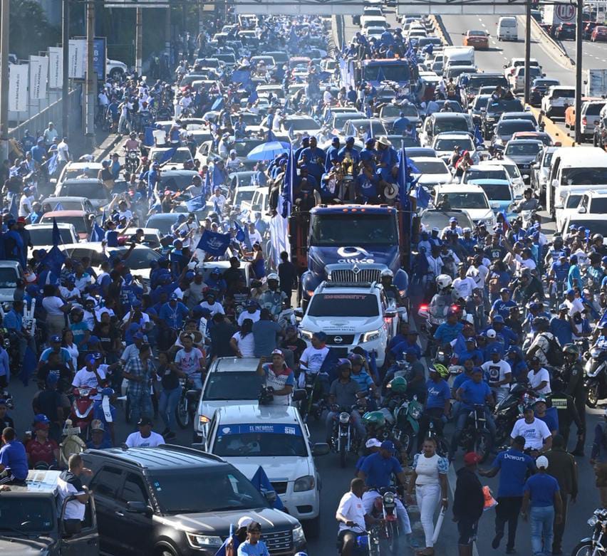 La caravana del Licey viste de azul el Gran santo Domingo RDE